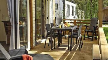 Premium stacaravan, 3 slaapkamers | Veranda