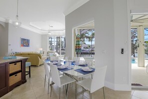 บ้านพัก, หลายเตียง (SW exposure home on wide canal with p) | ร้านอาหาร
