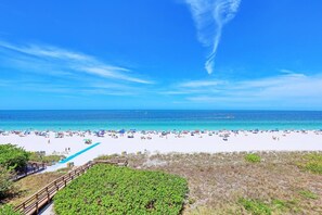Appartamento, 1 letto king (Beachfront condo with restaurant, poo) | Spiaggia