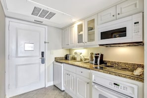 Apartamento, 1 cama de matrimonio grande con sofá cama (Marco Beach Ocean Resort Unit 905) | Cocina privada