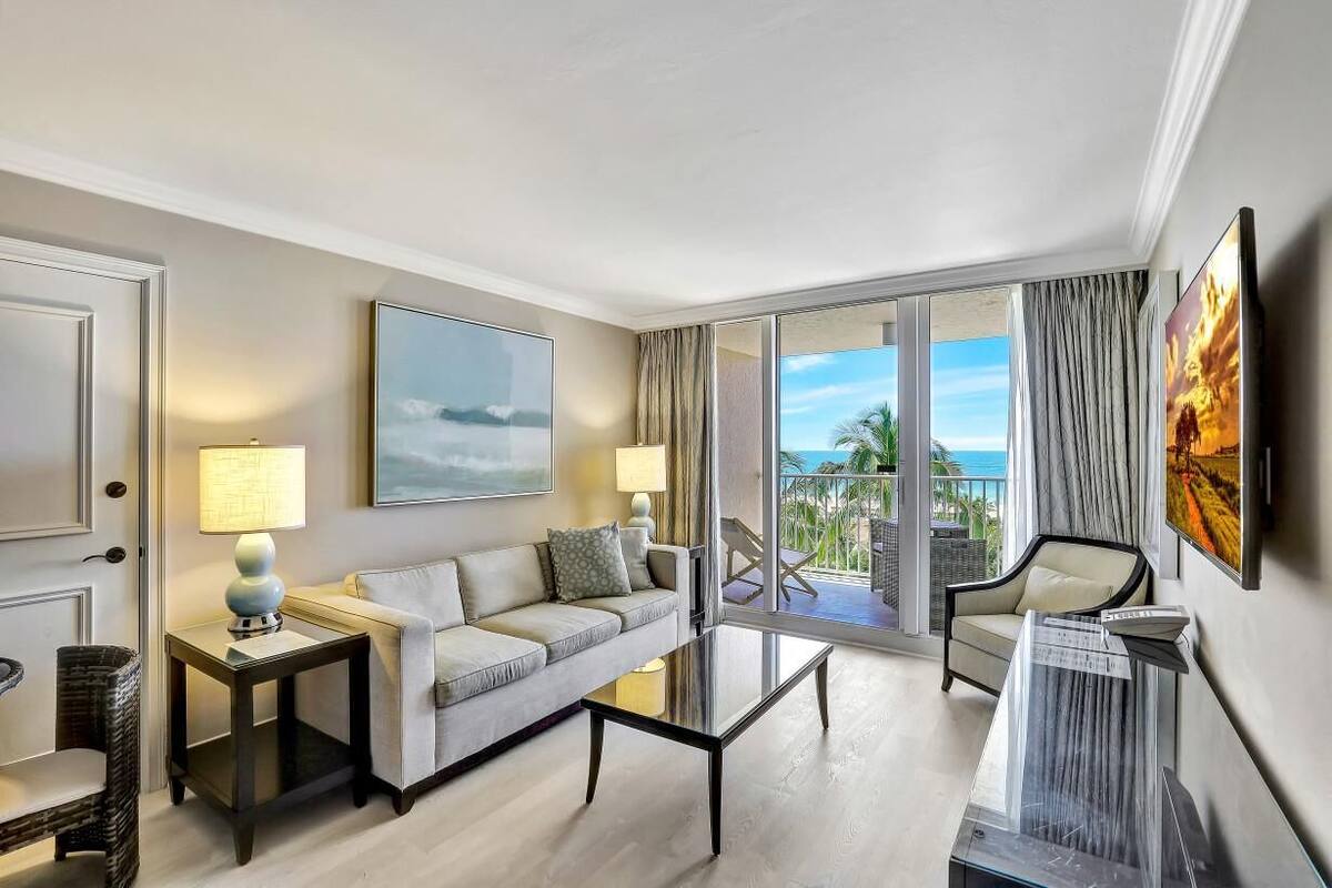 公寓式客房, 1 张特大床和 1 张沙发床 (Marco Beach Ocean Resort Unit 905) | 起居区