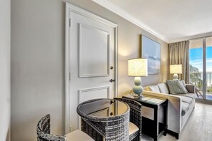 Condo, 1 giường cỡ king và sofa giường (Lavish beachfront condo with rooftop ) | Khu phòng khách
