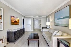 Kondominium, 1 Tempat Tidur King dengan tempat tidur Sofa (Lavish beachfront condo with rooftop ) | Area keluarga