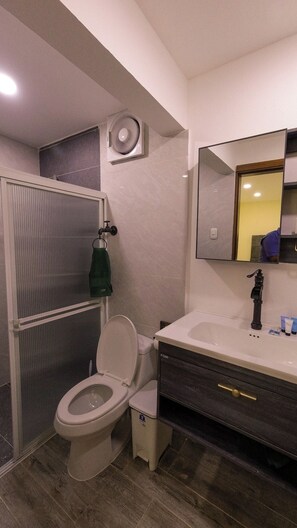 Pyyhkeet, saippua, vessapaperi