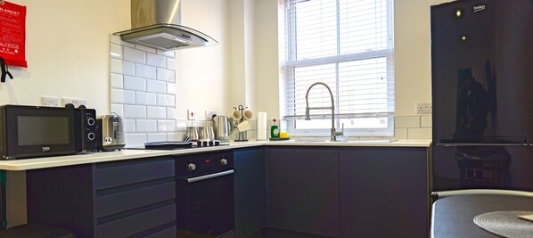 Refrigerador, microondas, horno y parrilla de estufa 