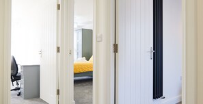 2 habitaciones, caja de seguridad en la habitación y escritorio 