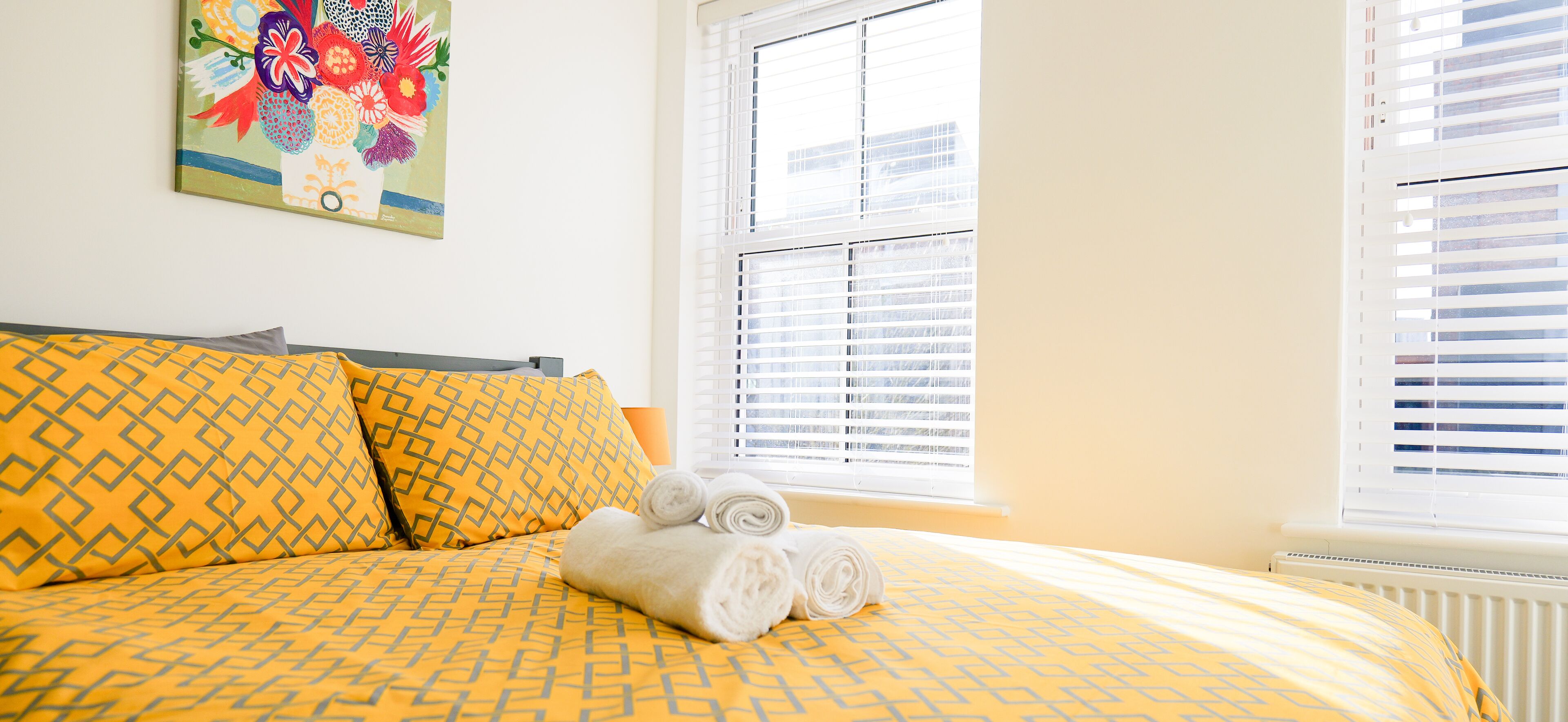 2 soveværelser, pengeskab på værelset, skrivebord, strygejern/strygebræt