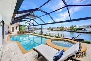 Casa, varias camas (Direct boating access waterfront home) | Piscina | Una piscina climatizada