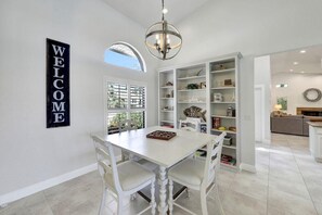 Casa, varias camas (Direct boating access waterfront home) | Restauración