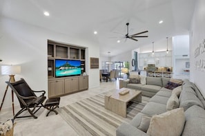 Ferienhaus, Mehrere Betten (Direct boating access waterfront home) | Wohnbereich