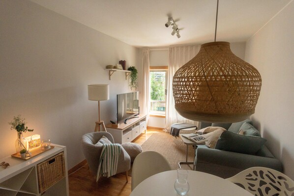 智能电视、书、立体声音响