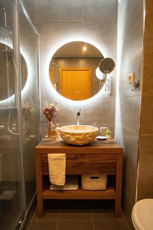 Douche, sĂšche-cheveux, serviettes fournies, savon