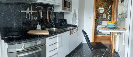 Køleskab, mikrobølgeovn, ovn, kogeplade