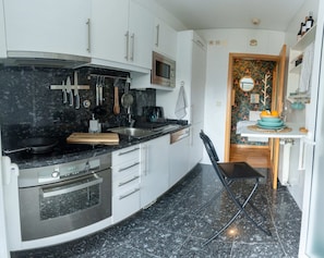 Refrigerador, microondas, horno, placa de cocina