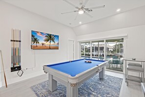 Nhà, nhiều giường (W exposure waterfront home with pool,) | Phòng trò chơi giải trí