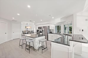 Nhà, nhiều giường (W exposure waterfront home with pool,) | Bếp riêng