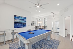 Nhà, nhiều giường (W exposure waterfront home with pool,) | Phòng trò chơi giải trí