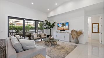 Nhà, nhiều giường (Pet-friendly home near shops with poo) | Khu phòng khách