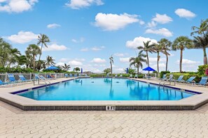 Apartment, Mehrere Betten (Rare beachfront condo with pool, soci) | Pool | Beheizter Pool