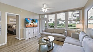 Appartement, meerdere bedden (Rare beachfront condo with pool, soci) | Woonruimte