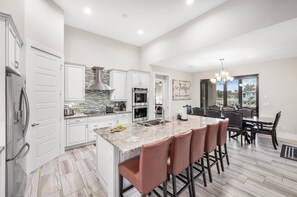 獨棟房屋, 多張床 (Custom built home in Tigertail with p) | 私人廚房