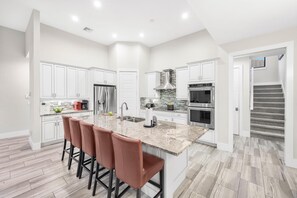 獨棟房屋, 多張床 (Custom built home in Tigertail with p) | 私人廚房