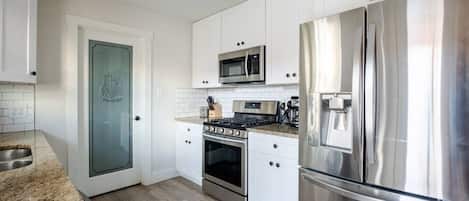 Frigorifero, microonde, forno, piano cottura