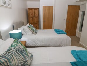 1 bedroom, individually decorated, individually furnished, free WiFi - Beach Court Hideaway (Holyhead)