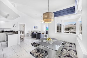 Casa, várias camas (Waterfront home with pool table, heat) | Parte interna