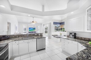Casa, várias camas (Waterfront home with pool table, heat) | Cozinha privada