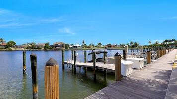 Condo, 1 giường cỡ king (Walkout condo with beach access, pool) | Bến du thuyền