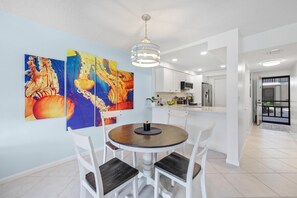 คอนโด, เตียงคิงไซส์ 1 เตียง (Walkout condo with beach access, pool) | ร้านอาหาร