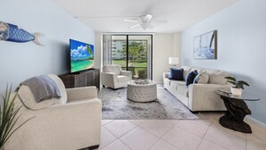 Apartment, 1 King-Bett (Walkout condo with beach access, pool) | Wohnbereich