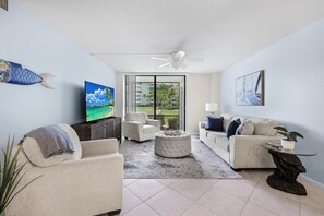 コンドミニアム キングベッド 1 台 (Walkout condo with beach access, pool) | リビング エリア