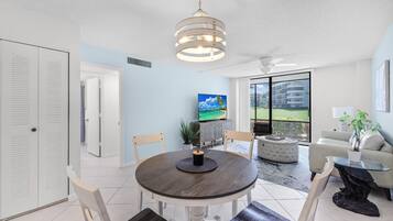 Condo, 1 giường cỡ king (Walkout condo with beach access, pool) | Nội thất