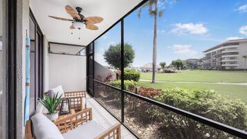 Condo, 1 giường cỡ king (Walkout condo with beach access, pool) | Hiên