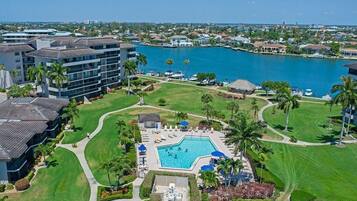 Condo, 1 giường cỡ king (Walkout condo with beach access, pool) | Hồ bơi | Hồ bơi nước nóng