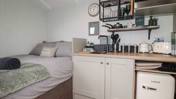 1 bedroom, individually decorated, individually furnished, free WiFi