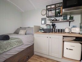 1 habitación, decoración personalizada y muebles diferentes 