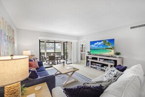 Condo, 1 cama King e sofá-cama (Rare walkout condo with pool and step) | Área de estar