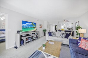 Condo, 1 cama King e sofá-cama (Rare walkout condo with pool and step) | Área de estar