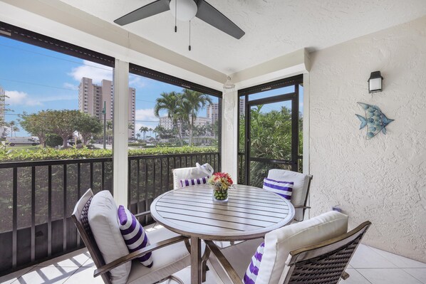 Condo, 1 cama King e sofá-cama (Rare walkout condo with pool and step) | Opções para refeição ao ar livre