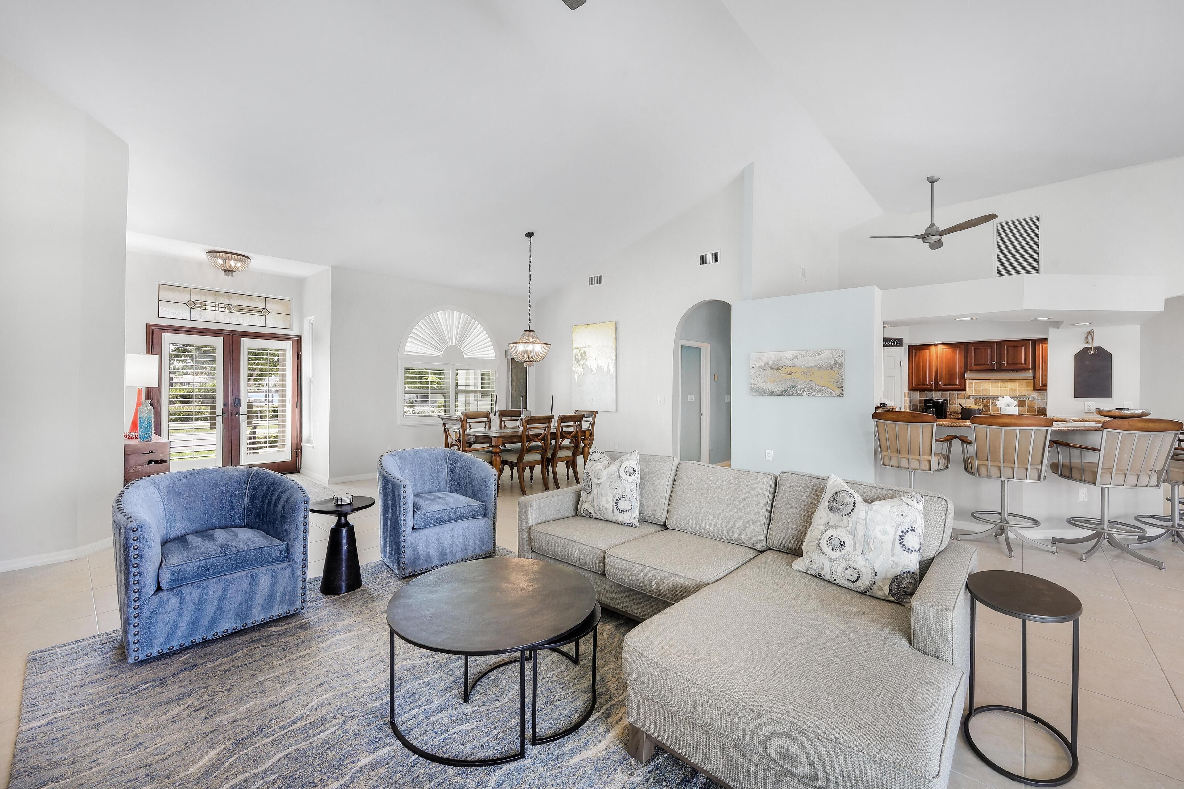 House, Multiple Beds (343 North Barfield Drive) | Living area