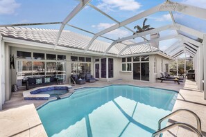 บ้านพัก, หลายเตียง (343 North Barfield Drive) | สระว่ายน้ำ | สระน้ำอุ่น