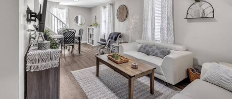 Televisión, chimenea y estéreo