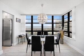 Lägenhet - 1 kingsize-säng (Corner beachfront condo with pool, gy) | Restauranger