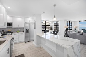 Condo, 1 cama King (Corner beachfront condo with pool, gy) | Cozinha privada