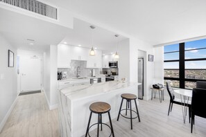 Condo, 1 cama King (Corner beachfront condo with pool, gy) | Cozinha privada