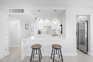 Lägenhet - 1 kingsize-säng (Corner beachfront condo with pool, gy) | Eget kök