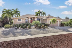 Hus - flere senge (S exposure home with pool and walk to) | Udendørsområde